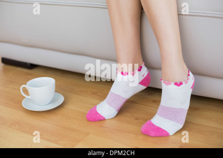 Jeune femme svelte portant des chaussettes rose Banque D'Images