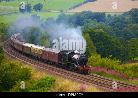 LNER Classe K4 2-6-0 'Le Grand Marquis' près de train à vapeur de bois Baron faible, régler à la ferme Armathwaite Ligne Carlisle, Eden Valley Banque D'Images