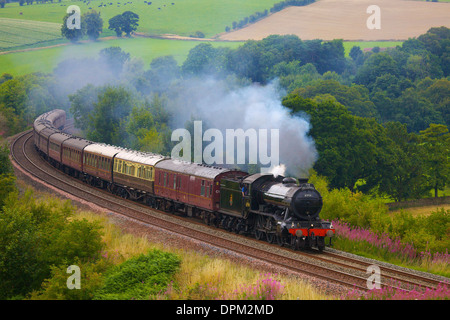 LNER Classe K4 2-6-0 'Le Grand Marquis' près de train à vapeur de bois Baron faible, régler à la ferme Armathwaite Ligne Carlisle, Eden Valley Banque D'Images