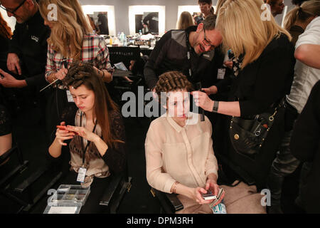 Berlin, Allemagne. 15 Jan, 2014. Modèles obtiennent eux-mêmes préparé en coulisses au cours de l'automne/hiver 2014 montre de la Mercedes-Benz Fashion Week, à Berlin, Allemagne, le 15 janvier 2014. Credit : Zhang Fan/Xinhua/Alamy Live News Banque D'Images