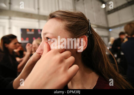 Berlin, Allemagne. 15 Jan, 2014. Un modèle est elle-même préparé en coulisses au cours de l'automne/hiver 2014 montre de la Mercedes-Benz Fashion Week, à Berlin, Allemagne, le 15 janvier 2014. Credit : Zhang Fan/Xinhua/Alamy Live News Banque D'Images