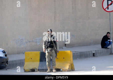 Rawalpindi (Pakistan). 15 Jan, 2014. Un soldat paramilitaires pakistanais montent la garde à l'extérieur d'un hôpital militaire où l'ancien président du Pakistan Pervez Musharraf a été admis pour une affection cardiaque à Rawalpindi, au Pakistan, le 15 janvier 2014. Un incendie a éclaté tôt mercredi à l'hôpital militaire pakistanais où l'ancien président Pervez Musharraf a été admis pour une affection cardiaque, ont dit. Musharraf a été transporté à l'hôpital la semaine dernière, après avoir chuté de malade en voyage à un tribunal spécial compte tenu de trahison portées contre lui. Credit : Ahmad Kamal/Xinhua/Alamy Live News Banque D'Images