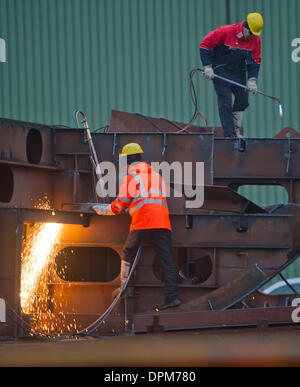 Stralsund, Allemagne. 14Th Jan, 2014. Couper les travailleurs en acier avec des chalumeaux pour les préparer en vue de leur élimination dans les locaux du P S Werft Volkswerft Stralsund, Allemagne à quai, le 14 janvier 2014. Les sections d'acier dont certaines ont été créer pour les navires de la Royal Arctic Line seront éliminés après le quai d'annulation des contrats pour construire cinq-glace pour des navires classés groenlandais la compagnie de transport en raison de l'insolvabilité du quai. Photo : STEFAN SAUER/dpa/Alamy Live News Banque D'Images