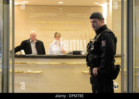 Prague, République tchèque . 15 Jan, 2014. La police anti-corruption de l'état intervient dans la banque d'exportation tchèque (CEB) et la Société d'assurance et de garanties d'exportation (EGAP) à Prague, République tchèque, le 15 janvier 2014. La Banque d'exportation tchèque et la Société d'assurance et de garantie des exportations aide à l'exportation des entreprises tchèques. Le siège des deux institutions sont fermées par la police et pas d'employés ou les visiteurs peuvent aller dans. D'après les sources CTK il y a trois policiers en uniforme et plusieurs enquêteurs en civil dans l'accueil et aux policiers de faire un inventaire complet des documents. Photo : CTK/Alamy vivre Banque D'Images