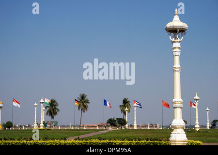 Un groupe de drapeaux voler près de la promenade Riverside sur le Mékong à Phnom Penh, Cambodge. Banque D'Images