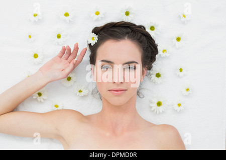 Belle femme avec des fleurs dans un salon de beauté Banque D'Images