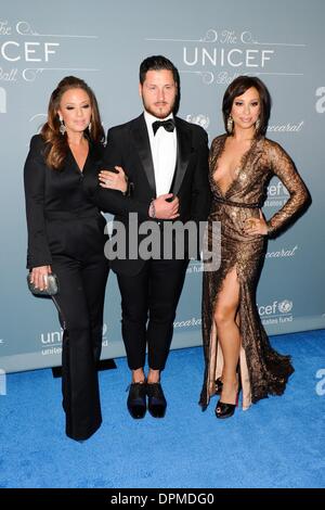 Los Angeles, CA, USA. 14Th Jan, 2014. Leah Remini, Val Chmerkovskiy, Cheryl Burke au niveau des arrivées pour le Bal de l'UNICEF, Beverly Wilshire Hotel, Los Angeles, CA, 14 janvier 2014. Credit : Sara Cozolino/Everett Collection/Alamy Live News Banque D'Images