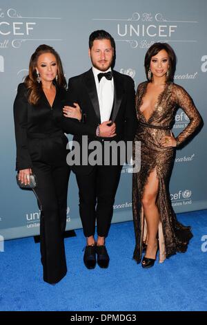 Los Angeles, CA, USA. 14Th Jan, 2014. Leah Remini, Val Chmerkovskiy, Cheryl Burke au niveau des arrivées pour le Bal de l'UNICEF, Beverly Wilshire Hotel, Los Angeles, CA, 14 janvier 2014. Credit : Sara Cozolino/Everett Collection/Alamy Live News Banque D'Images