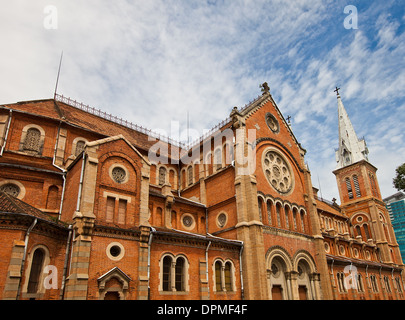 Vue latérale du Basilique Notre Dame de l'Immaculée Conception (Saigon Notre-Dame, vers 1880). Ho Chi Minh Ville, Vietnam Banque D'Images