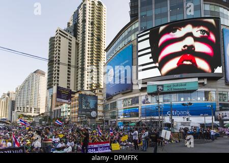 Bangkok, Bangkok, Thaïlande District métropolitain. 13 Jan, 2014. Un grand écran joue annonces au-dessus d'Asoke Junction, l'un des sites de Severn qui des manifestants anti-gouvernement ont occupé dans leur tentative de ''Shut'' Bangkok et renverser le gouvernement, Intersection Asoke, Bangkok, Thaïlande - Photo : Gavin Gough/NurPhoto Crédit : Gavin Gough/NurPhoto ZUMAPRESS.com/Alamy/Live News Banque D'Images