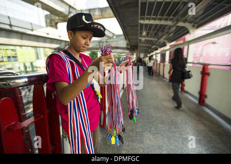 Bangkok, Bangkok, Thaïlande District métropolitain. 13 Jan, 2014. Un garçon vend des sifflets, populaires auprès des manifestants anti-gouvernement, à l'un des sept sites de rassemblement des manifestants qui ont occupé dans leur tentative de ''Shut'' de Bangkok et de déloger le gouvernement actuel, de Ratchaprasong, Bangkok, Thaïlande - Photo : Gavin Gough/NurPhoto Crédit : Gavin Gough/NurPhoto ZUMAPRESS.com/Alamy/Live News Banque D'Images
