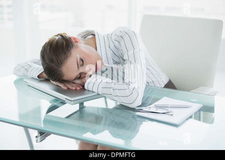 Fatigué young businesswoman dormir dans son bureau Banque D'Images