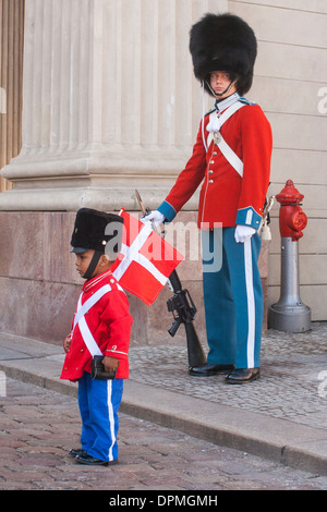 Garde royale de service au Palais d'Amalienborg et enfant habillé en garde royale sur l'anniversaire de la Reine, Copenhague, Danemark Banque D'Images