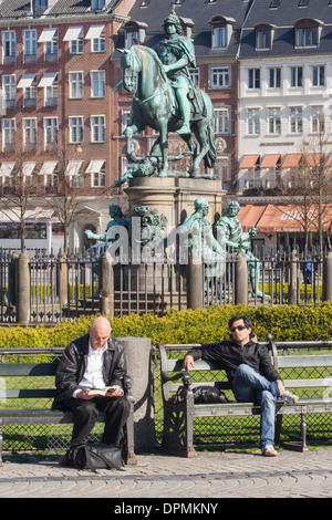 Les hommes de détente sur Kongens Nytorv par la statue du roi Christian V, Copenhague, Danemark Banque D'Images