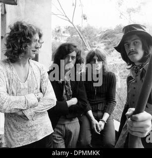 22 févr. 2006 - Led Zeppelin au Château Marmont 1969.JIMMY PAGE ROBERT PLANT JOHN PAUL JONES et John Bonham. JAY THOMPSON-(PHOTOS Image : © Crédit Photos Globe/ZUMAPRESS.com) Banque D'Images