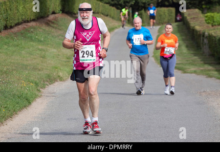 Dans la compétition Senior Framlingham 10km course sur route et un serre-tête Banque D'Images