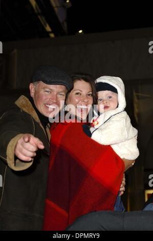 Le 26 novembre 2006 - K50891MGE. la 75e Assemblée Hollywood Parade de Noël qui a eu lieu le 26 novembre 2006, à Los Angeles.. Michael Germana- 2006.Neal McDonough, épouse Ruve Robertson et son fils Morgan(Image Crédit : © Globe Photos/ZUMAPRESS.com) Banque D'Images