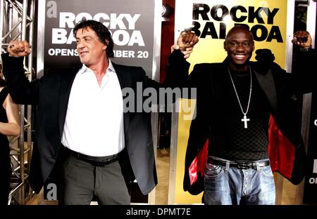 14 décembre 2006 - Graumans Chinese, Hollywood, Los Angeles, USA - Sylvester Stallone, ANTONIO TARVER.ACTEURS.K51081.PREMIÈRE MONDIALE DE ROCKY BALBOA AU GRAUMANS CHINESE THEATRE HOLLYWOOD , CA 12-13-2006.(Image Crédit : © Globe Photos/ZUMAPRESS.com) Banque D'Images