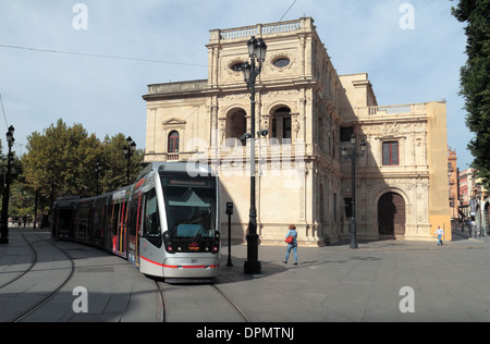 Le Tram passant Ayuntamiento de Sevilla (hôtel de ville de Séville), sur l'Avenue de la Constitución, Séville, (Sevilla), Andalousie, espagne. Banque D'Images