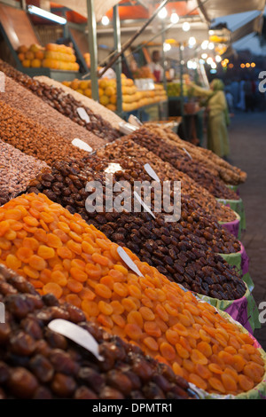 Dates, noix et fruits séchés en vente sur un étal dans la place Djemaa el-Fna la nuit, Marrakech, Maroc Banque D'Images