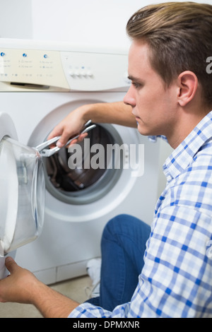 La réparation d'un lave-linge technicien Banque D'Images