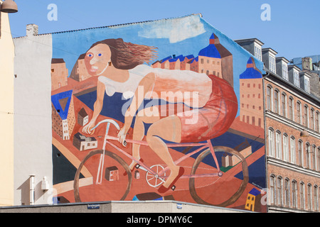 Murale à vélo sur le côté d'un bloc d'appartement, Copenhague, Danemark Banque D'Images