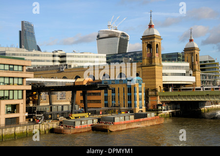 Londres, Angleterre, Royaume-Uni. Cannon Street Station et le pont ferroviaire sur la Tamise Banque D'Images