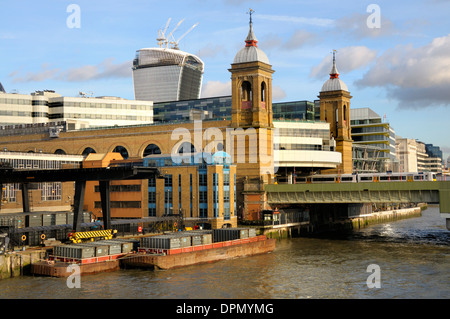 Londres, Angleterre, Royaume-Uni. Cannon Street Station et le pont ferroviaire sur la Tamise Banque D'Images