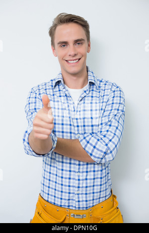 Portrait d'un homme à gesturing Thumbs up Banque D'Images