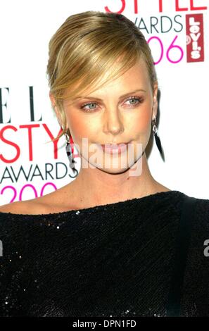 21 février 2006 - Londres, Royaume-Uni - K46892 STYLE AWARDS 2006.ELLE-ATLANTIS GALLERY, Old Truman Brewery, Brick Lane, London, UK 02-20-2006. MARK CHILTON- LINK- CHARLIZE THERON(Image Crédit : © Globe Photos/ZUMAPRESS.com) Banque D'Images