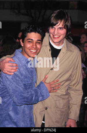 Le 24 mai 2006 - K15286LR.CLUBLAND PREMIÈRE MONDIALE AU FINE ARTS THEATRE BEVERLY HILLS CA 04-12-1999.Wilmer Valderrama ET ASHTON KUTCHER . LISA ROSE-(PHOTOS Image : © Crédit Photos Globe/ZUMAPRESS.com) Banque D'Images