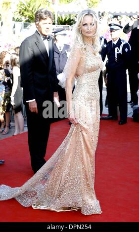 Le 24 mai 2006 - Cannes, France - K48056.Â©MARK CHILTON/ linkUK.com/ 001704.05-24-2006.Adriana Karembeu..''Marie ANTOINETTE''-PREMIERE-arrivées-'59ème FESTIVAL DE CANNES 2006'-PALAIS DE FESTIVAL, CANNES, FRANCE.(Image Crédit : © Globe Photos/ZUMAPRESS.com) Banque D'Images