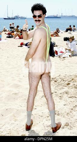 Le 24 mai 2006 - Cannes, France - K48044.Â©MARK CHILTON/ linkUK.com/ 001704.05-24-2006..Sacha Baron Cohen BORAT.'':LE FILM''-PHOTOCALL-'59ème FESTIVAL DE CANNES 2006'-PALAIS DE FESTIVAL, CANNES, FRANCE.(Image Crédit : © Globe Photos/ZUMAPRESS.com) Banque D'Images