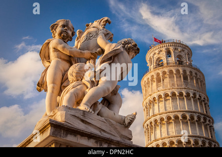 Chérubins au-dessous de la tour penchée de Pise, Toscane, Italie Banque D'Images