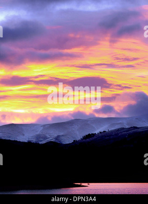 Le soleil se lève ce matin sur les sommets des montagnes couvertes de neige près d'Aviemore Banque D'Images