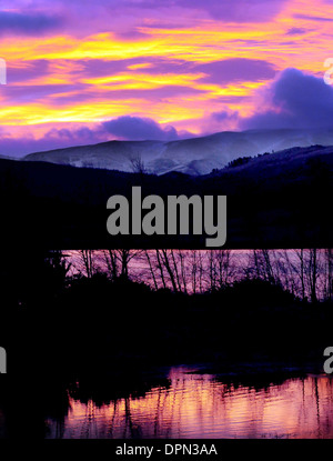Le soleil se lève ce matin sur les sommets des montagnes couvertes de neige près d'Aviemore Banque D'Images