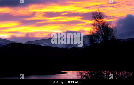 Le soleil se lève ce matin sur les sommets des montagnes couvertes de neige près d'Aviemore Banque D'Images
