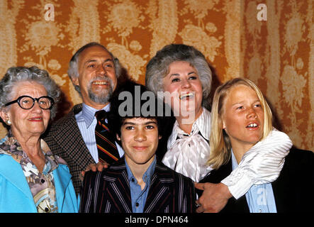5 janvier 2006 - Bea Arthur et la famille,.mom- Bea Frankel.Mari- Gene Saks.et fils- Danny et Matthieu. Nate Cutler - 1976.BEAARTHURRETRO(Image Crédit : © Globe Photos/ZUMAPRESS.com) Banque D'Images