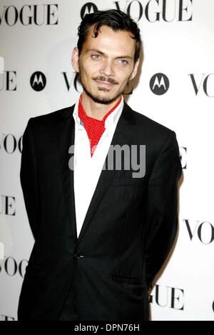 8 novembre 2006 - Londres, Royaume-Uni - K50657.Â©Mark Chilton/ .com/ 11/08/2006 001800..MATTHEW WILLIAMSON..Vogue 90e anniversaire Party-Serpentine Gallery, Hyde Park, London, Royaume-Uni.(Image Crédit : © Globe Photos/ZUMAPRESS.com) Banque D'Images