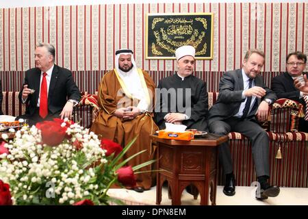 (140115) -- SARAJEVO, 15 janvier 2014 (Xinhua) -- le député de Présidence de la Bosnie-Herzégovine Bakir Izetbegovic (2e R), le Qatar est ministre de l'Awqaf (dotations) et des affaires islamiques Ghaith bin Mubarak al-Kuwari (2L) et Ministre des affaires étrangères de Bosnie-Herzégovine Zlatko Lagumdzija (1re L) attendre la cérémonie d'ouverture de la bibliothèque Gazi Husrev-Bey dans la vieille ville de Sarajevo, Bosnie-et-Herzégovine, le 15 janvier 2014. Une nouvelle bibliothèque a été ouverte le mercredi à la maison des livres anciens et manuscrits enlevés pendant la guerre sur le site de l'École de Gazi Husrev-Bey et bibliothèque construite dans les années 1530. (Xinhua/ Banque D'Images