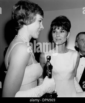 26 janvier 2006 - Julie Andrews avec sa statue d'OSCAR pour ''MARY POPPINS'' et Audrey Hepburn 1965.Â© NATE CUTLER-(Image Crédit : © Globe Photos/ZUMAPRESS.com) Banque D'Images