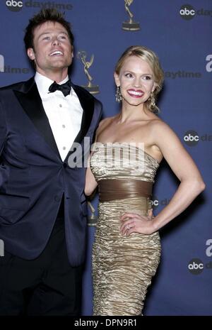 Le 28 avril 2006 - Hollywood, Californie, USA - ALEXA HAVINS ET JACOB YOUNG -.33e Journée annuelle de remise des PRIX EMMY -.SALLE DE PRESSE -.KODAK THEATRE, à Hollywood, Californie - .04-28-2006 -. NINA PROMMER/ 2006.K47638NP.(Image Crédit : © Globe Photos/ZUMAPRESS.com) Banque D'Images