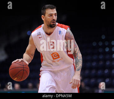 Pardubice, République tchèque. 15 Jan, 2014. Pardubice, République tchèque . 15 Jan, 2014. Radoslav Rancik de Nymburk en photo au cours de la 2ème série d'Cup match de basketball Nymburk vs Montepaschi Sienne à Pardubice, République tchèque, le 15 janvier 2014. © Josef Vostarek/CTK Photo/Alamy Live News Photo : CTK/Alamy Live News Banque D'Images