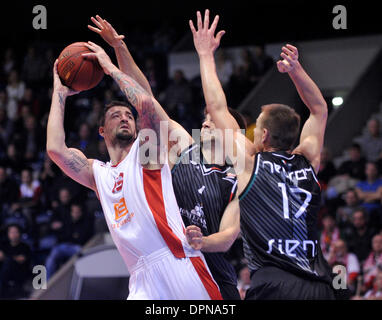 Pardubice, République tchèque. 15 Jan, 2014. Pardubice, République tchèque . 15 Jan, 2014. Radoslav Rancik de Nymburk, gauche, se bat pour la balle durant le 2ème tour de la coupe de basket-ball européenne Nymburk vs Montepaschi Sienne à Pardubice, République tchèque, le 15 janvier 2014. (Photo/CTK Josef Vostarek) Credit : CTK/Alamy Live News Banque D'Images