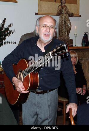 10 octobre 2006 - Manhattan, New York, USA - K50174NSC.Mai 2006.Peter Yarrow et sa fille Bethany chanter lors d'une petite levée de fonds. Peter Yarrow est du groupe de chant ''Peter, Paul et Mary.''. Neil Schneider / 2006(Credit Image : © Photos Globe/ZUMAPRESS.com) Banque D'Images