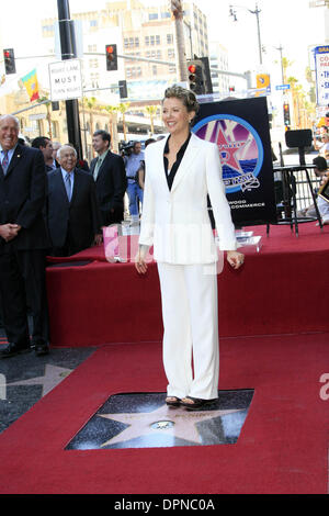 Le 10 novembre 2006 - Hollywood, Californie, USA - actrice Annette Bening REÇOIT LA 2324e étoile sur le Hollywood Walk of Fame -.HOLLYWOOD, CALIFORNIE - .11-10-2006 -. NINA PROMMER/ 2006.K50557NP(Image Crédit : © Globe Photos/ZUMAPRESS.com) Banque D'Images
