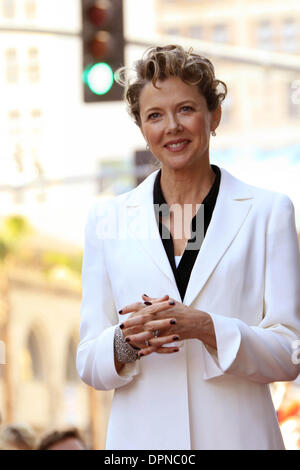 Le 10 novembre 2006 - Hollywood, Californie, USA - actrice Annette Bening REÇOIT LA 2324e étoile sur le Hollywood Walk of Fame -.HOLLYWOOD, CALIFORNIE - .11-10-2006 -. NINA PROMMER/ 2006.K50557NP(Image Crédit : © Globe Photos/ZUMAPRESS.com) Banque D'Images