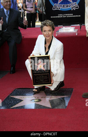 Le 10 novembre 2006 - Hollywood, Californie, USA - actrice Annette Bening REÇOIT LA 2324e étoile sur le Hollywood Walk of Fame -.HOLLYWOOD, CALIFORNIE - .11-10-2006 -. NINA PROMMER/ 2006.K50557NP(Image Crédit : © Globe Photos/ZUMAPRESS.com) Banque D'Images