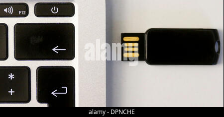 ILLUSTRATION - illustration du 15 janvier 2014 présente une clé USB à côté d'un ordinateur portable à Berlin, Allemagne. La NSA peut espionner les ordinateurs même s'ils ne sont pas connectés à l'internet selon les dernières révélations dans le New York Times. Photo : SPATA OLE Banque D'Images