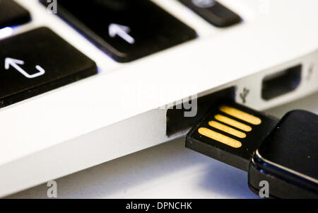 ILLUSTRATION - illustration du 15 janvier 2014 présente une clé USB à côté d'un ordinateur portable à Berlin, Allemagne. La NSA peut espionner les ordinateurs même s'ils ne sont pas connectés à l'internet selon les dernières révélations dans le New York Times. Photo : SPATA OLE Banque D'Images